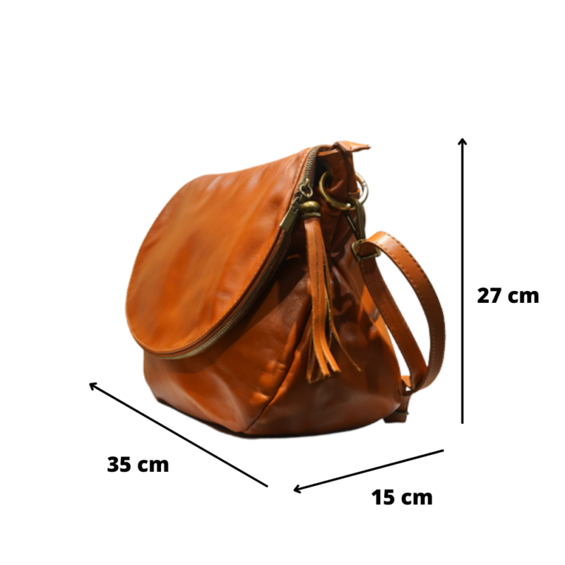Dimensions du sac à main en cuir vachette camel avec rabat : Hauteur : 27 cm Longueur : 35 cm Largeur : 15 cm
