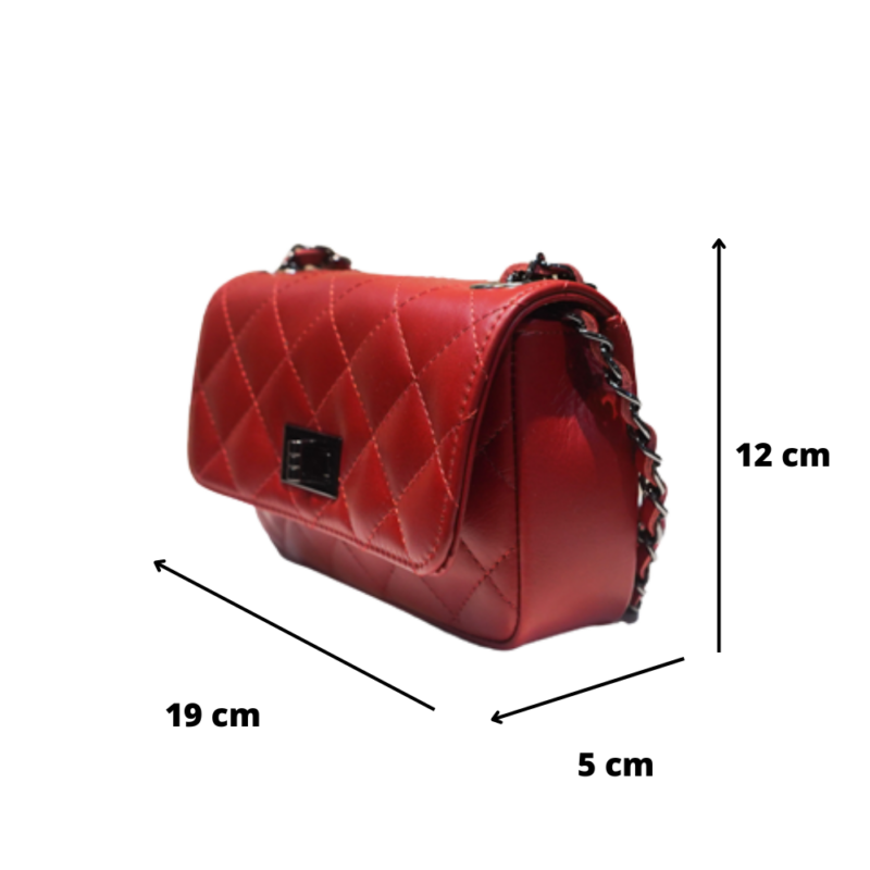 Dimensions du sac à main en cuir vachette rouge avec surpiqures et bandoulière chainette Dimensions : Hauteur : 12 cm Longueur : 19 cm Largeur : 5 cm