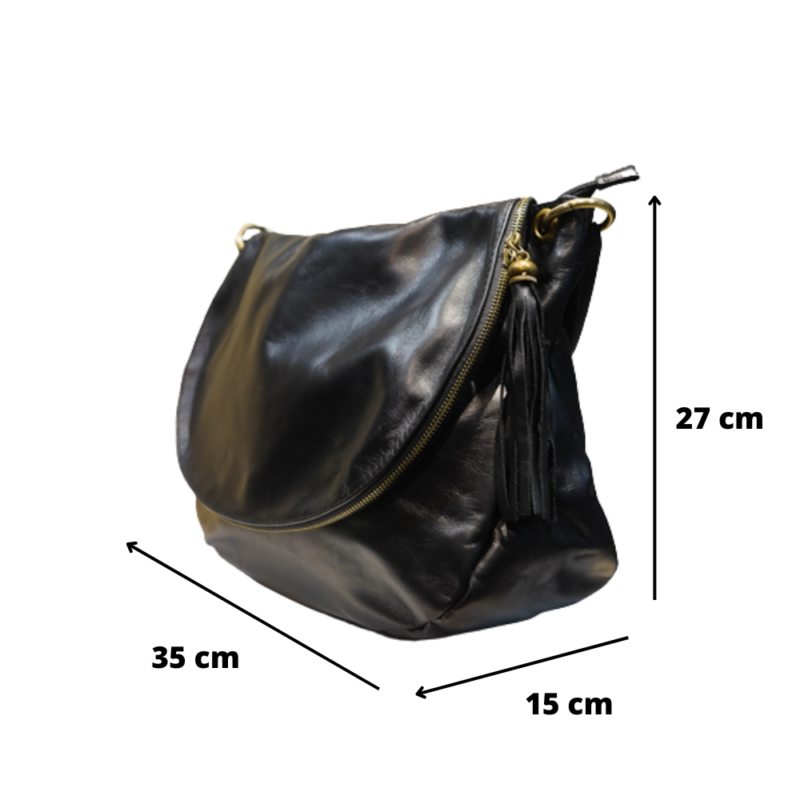Dimensions de ce sac à main en cuir vachette noir avec rabat : 35 cm de long 27 cm de haut 15 cm de large