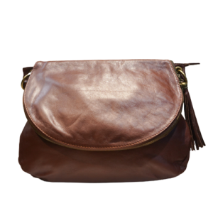 Sac à main en cuir vachette marron clair avec rabat vu de face