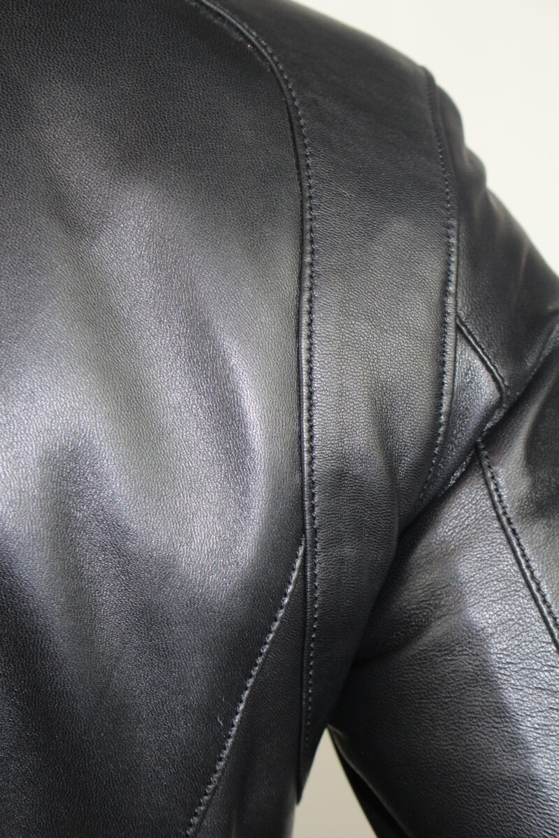 blouson en cuir noir milano, détail couture arrière d'épaule
