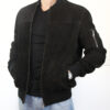 Blouson teddy en daim noir pour homme de face mains dans les poches
