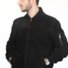 Blouson teddy en daim noir pour homme de face fermée mains dans les poches