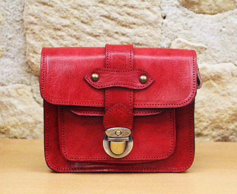 sac besace en cuir rouge fait main