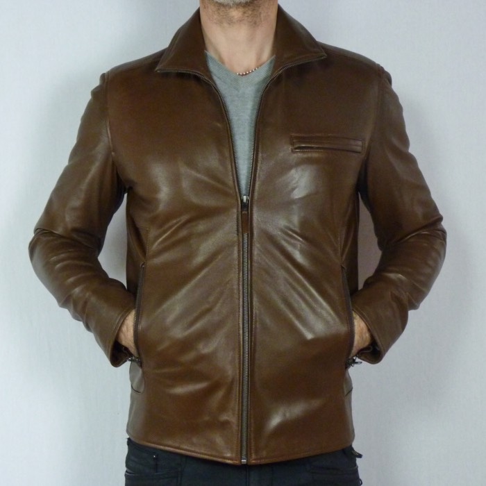 Blouson en cuir marron pour homme à 199 euros