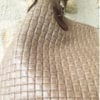 Sac à main en cuir tressé taupe – Image 2